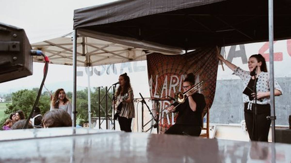Emakumeak kantuz jarriko ditu hirugarren urtez Emeki Festibalak