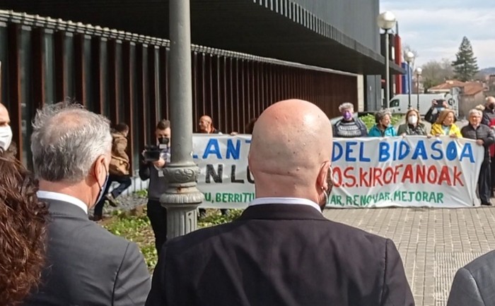 Hitzegiteko betarik eman ezean, ospitaleko eraberritzea gelditzea jota bat abestuz eskatu diote Urkulluri