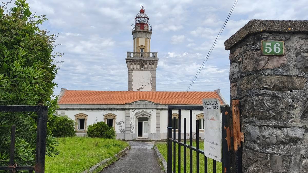 Ostrazismoan zegoen Higer itsasargiari distira atera nahi diote herritarrei ateak zabaltzeko