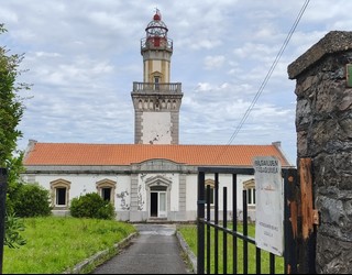 Ostrazismoan zegoen Higer itsasargiari distira atera nahi diote herritarrei ateak zabaltzeko