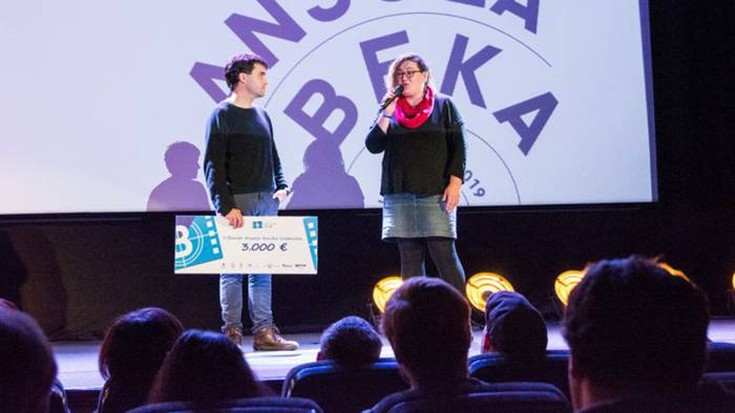 Oier Fuentes bideo egile beratarrak, Benito Ansola saria jaso du "Emisio etena" proiektuarekin 