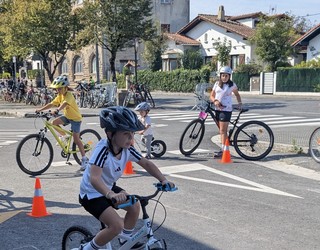 Bizikletari bide eman diote egun batez, autoa nagusi den Mendeluko errepidean