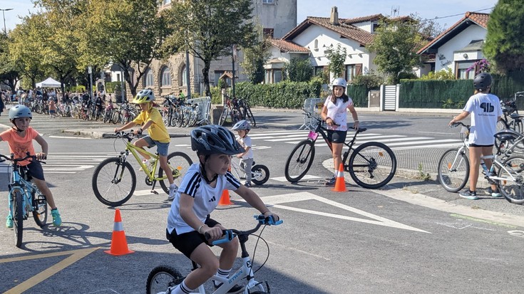 Bizikletari bide eman diote egun batez, autoa nagusi den Mendeluko errepidean