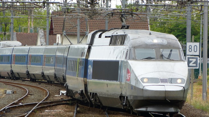 Hendaia-Paris gauez egiten zuen trena bi urtez geldirik egon ondotik, berriz ere martxan jartzeko aldarrikatu zuten atzo Baionan CGTko trenbideetako l