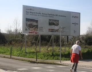 Etxebizitza publikoaren zorra kitatzen hasteko, San Miguel-Anakaren lehen urbanizazio lanak martxan nahi dituzte udan