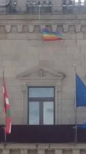 Elkarrekin Podemos udal taldeak, ekainaren 28ko adierazpen instituzionala, ortzadarraren bandera behingoz udaletxeko aurrealdean zintzilikatzea eskatu