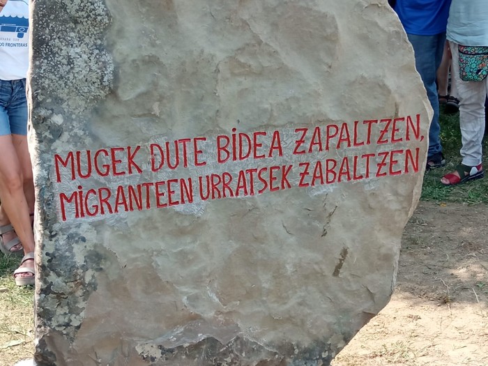 Bidasoan hildako migranteei omenaldia antolatu dute musulman eta kristau fedeko hainbat eragilek