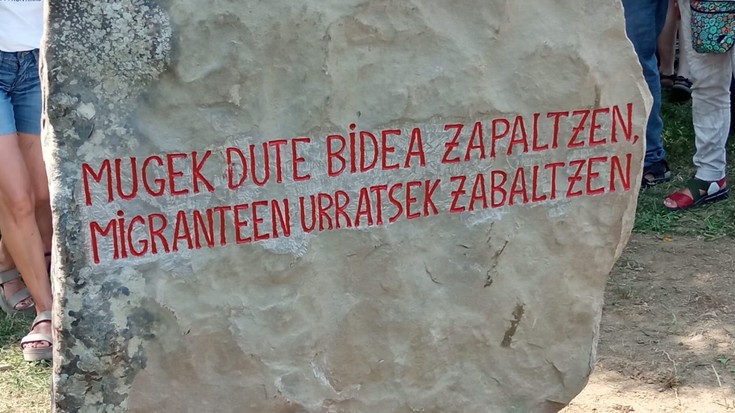 Bidasoan hildako migranteei omenaldia antolatu dute musulman eta kristau fedeko hainbat eragilek