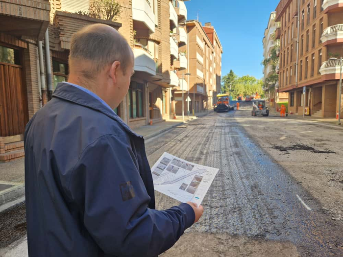 Anzaraneko Hendaia kaleko asfaltoa osoki berritzeko lanak martxan