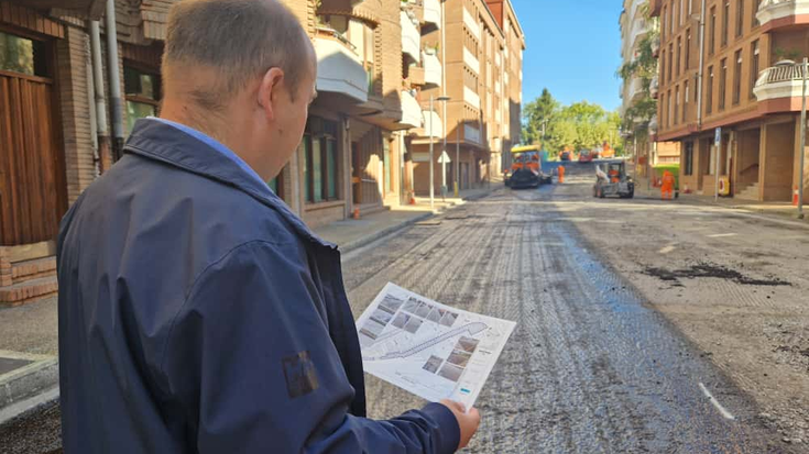 Anzaraneko Hendaia kaleko asfaltoa osoki berritzeko lanak martxan