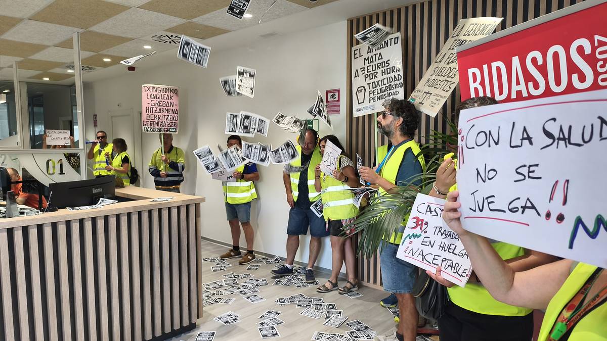 Irungo udaletxea okupatu eta 48 ordu ondoren Txinzerreko harrera bulegoa hartu dute grebalariek