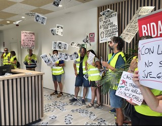 Irungo udaletxea okupatu eta 48 ordu ondoren Txinzerreko harrera bulegoa hartu dute grebalariek