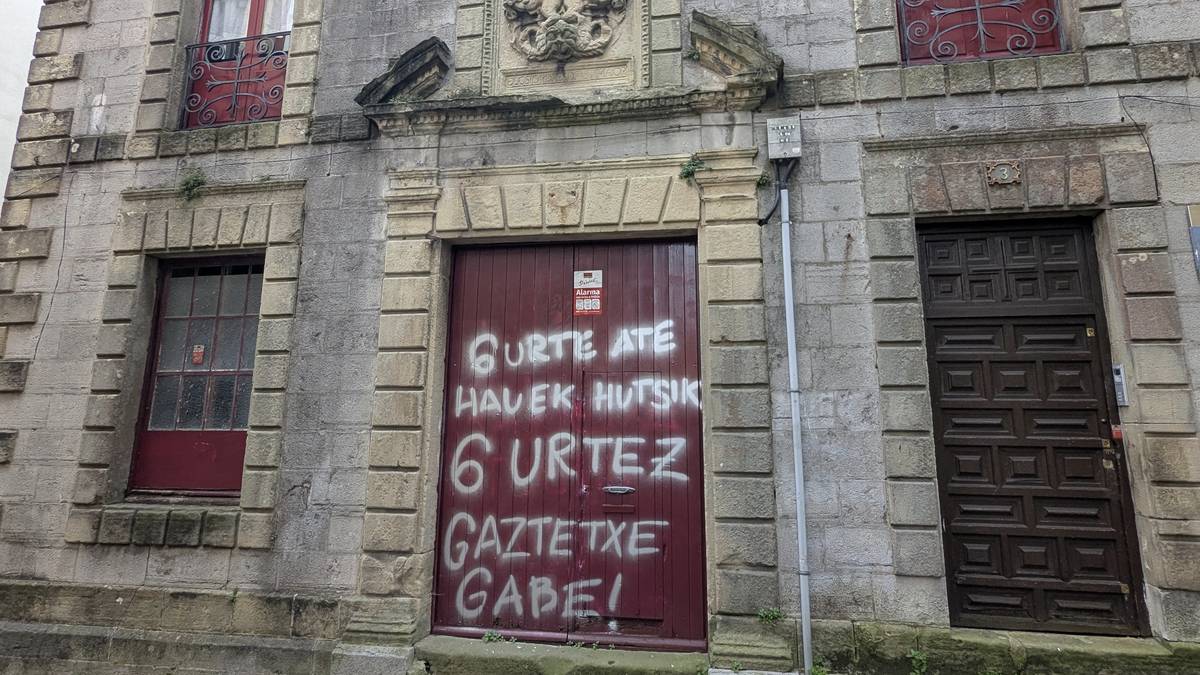 Egiluz jauregiko Gaztetxea hustu zutenetik sei urte bete dira, eta hutsik jarraitzen du