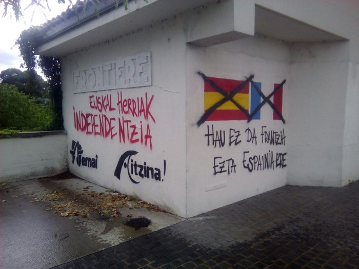Euskal Herriaren aldeko ekintza burutu dute Aintzinak eta Ernaik