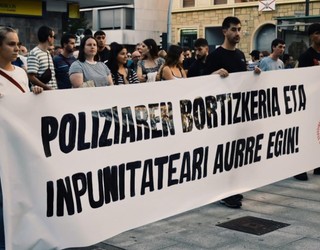 Elkarretaratze jendetsua egin dute Hondarribian GKSk deituta «poliziaren bortizkeria eta inpunitatea» salatzeko