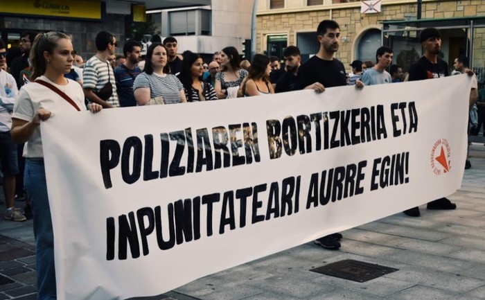 Elkarretaratze jendetsua egin dute Hondarribian GKSk deituta «poliziaren bortizkeria eta inpunitatea» salatzeko