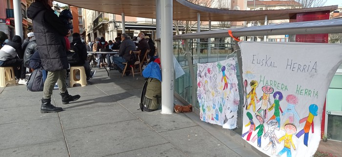 Migrante eta errefuxiatu ororen harreran «hitzetatik ekintzetara» pasatzeko unea dela aldarrikatu du EH Bilduk