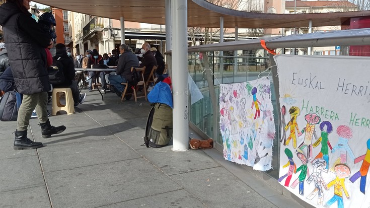 Migrante eta errefuxiatu ororen harreran «hitzetatik ekintzetara» pasatzeko unea dela aldarrikatu du EH Bilduk