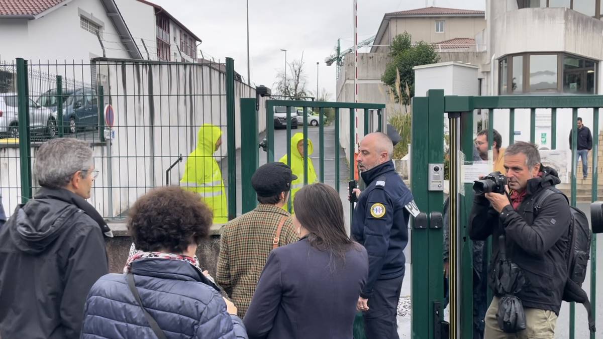 Momento que las activistas entran en la Comisaria de Hendaia