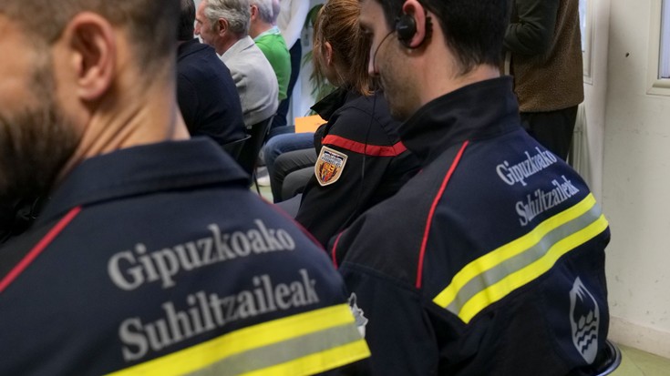 Gipuzkoako eta Lapurdiko suhiltzaileen elkarlanean pauso berri bat irudikatu dute Hendaian