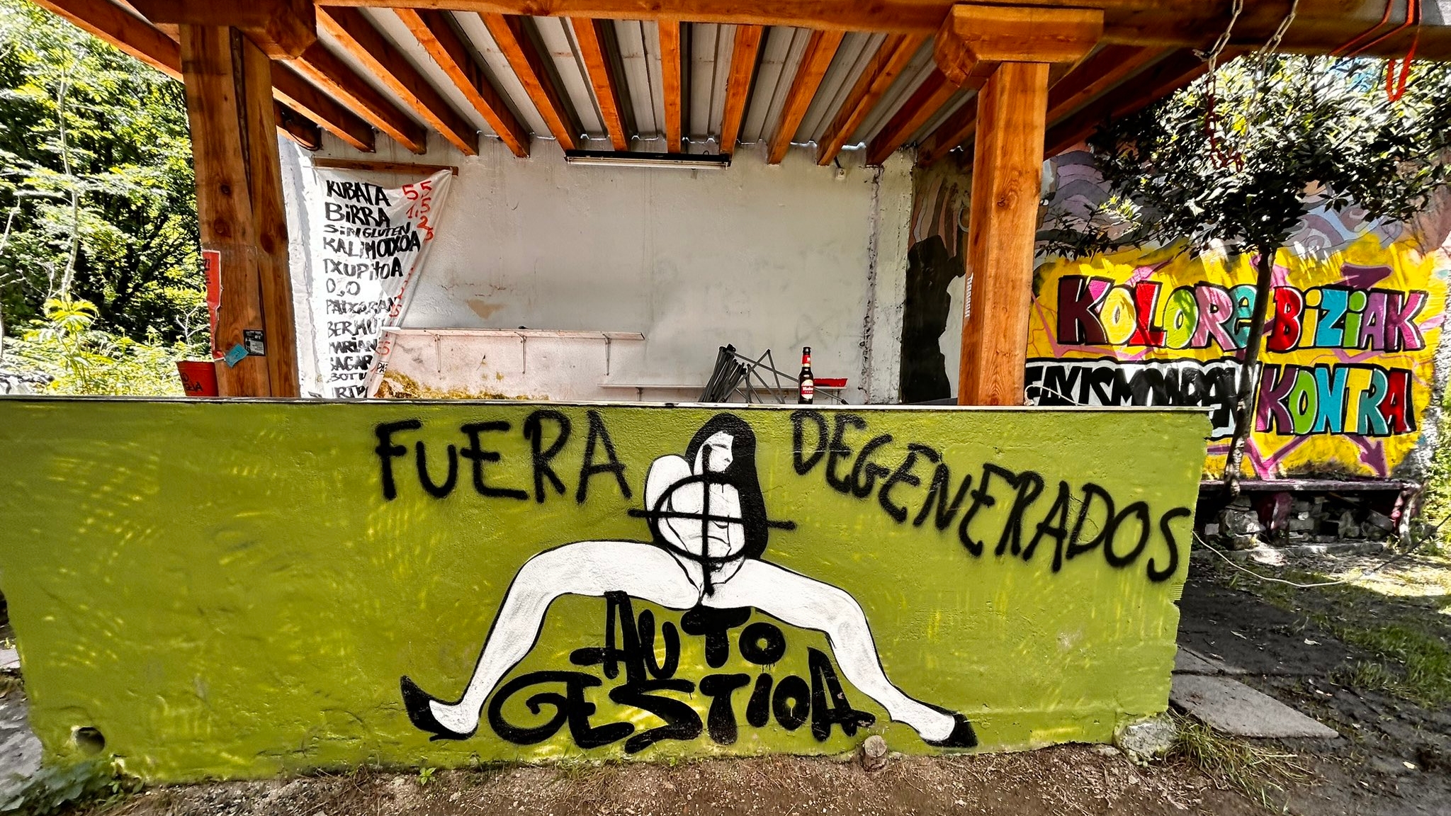  Una de las amenazas que han aparecido este fin de semana en las paredes del gaztetxe Lakaxita.