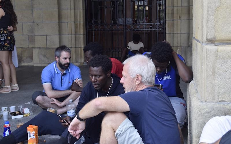Irungo Harrera Sarea lanean darrai, gau ta egun, heltzen diren migranteei harrera duina bermatu nahian