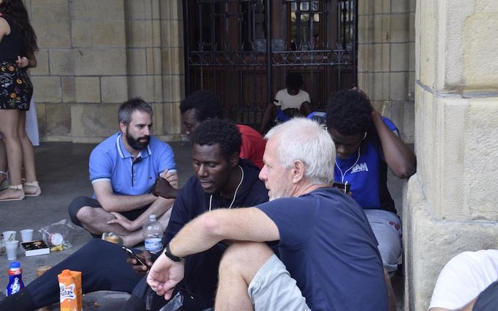 Irungo Harrera Sarea lanean darrai, gau ta egun, heltzen diren migranteei harrera duina bermatu nahian
