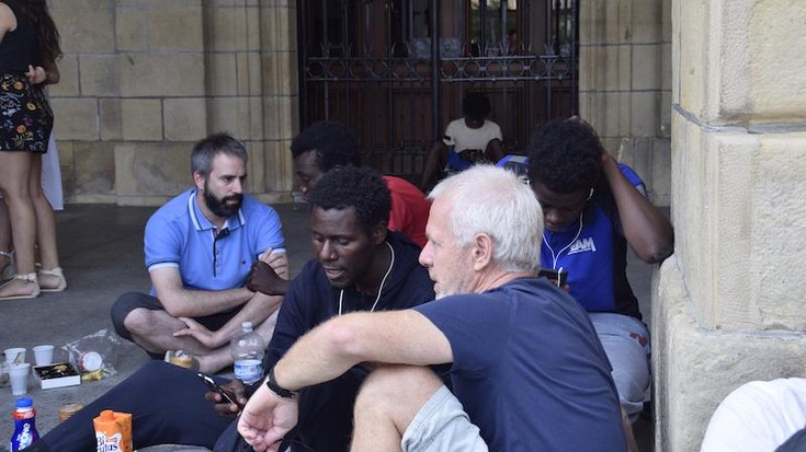 Irungo Harrera Sarea lanean darrai, gau ta egun, heltzen diren migranteei harrera duina bermatu nahian 