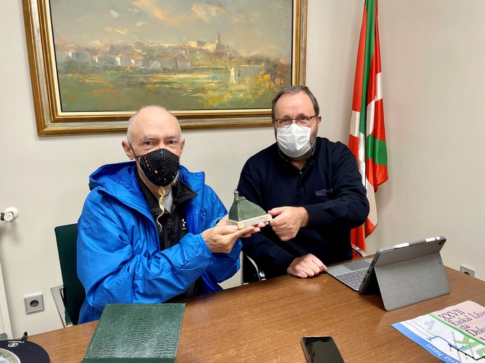 Joxean Sagastizabal sariztatu dute Hondarribiko XXVII. Euskal Liburu eta Diska Azokaren irekitzean