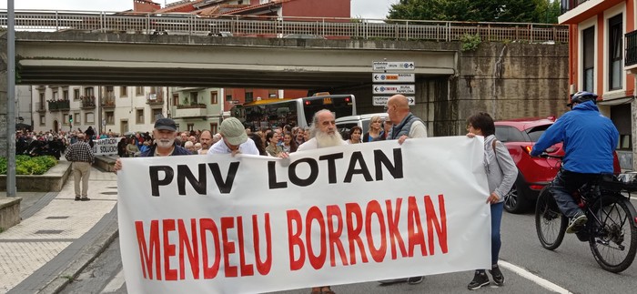 Mendelu ere Hondarribia dela aldarrikatu eta EAJk abandonaturik dituela salatu dute auzotarrek