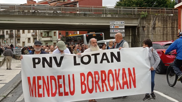 Mendelu ere Hondarribia dela aldarrikatu eta EAJk abandonaturik dituela salatu dute auzotarrek