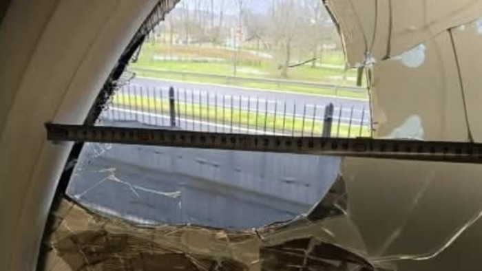 Irungo Udaltzaingoaren komisaldegia harrikadaka eraso egin dute asteburuan