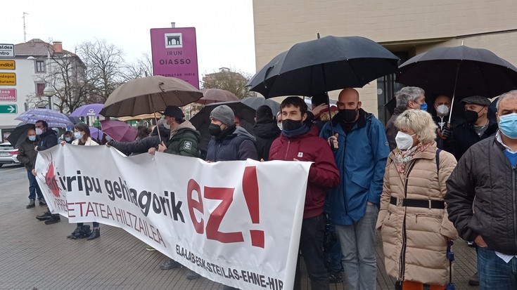Kontratu laburrek, prebentzio formakuntza eta segurtasun neurri eskaxek hiltzen dutela salatu dute Irunen