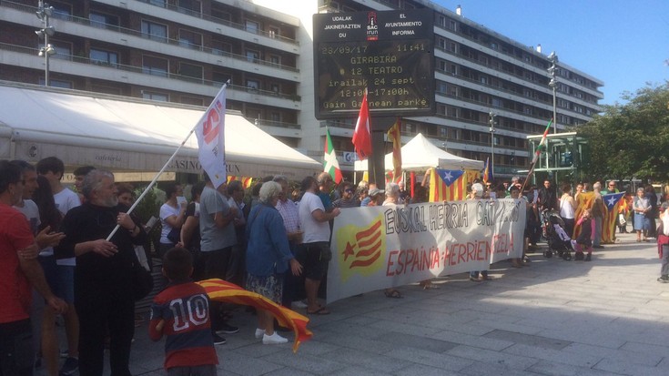 Katalauniari elkartasuna adierazteko manifestaldia igandean 12:00etan Zabaltza plazatik abiatuta