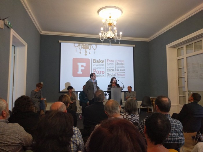Foro Sozial Iraunkorrak,"Bakearen artisauen" balentria eta konpromezua goraipatu du. Estatuen jarrera berriz, gogor salatu dute.