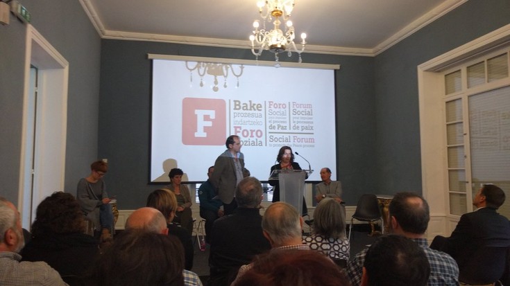 Foro Sozial Iraunkorrak,"Bakearen artisauen" balentria eta konpromezua goraipatu du. Estatuen jarrera berriz, gogor salatu dute.