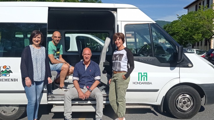 Hirigunetik urrun bizi diren adineko hondarribitarrentzako Bidez Bide zerbitzua berriz ere martxan da 