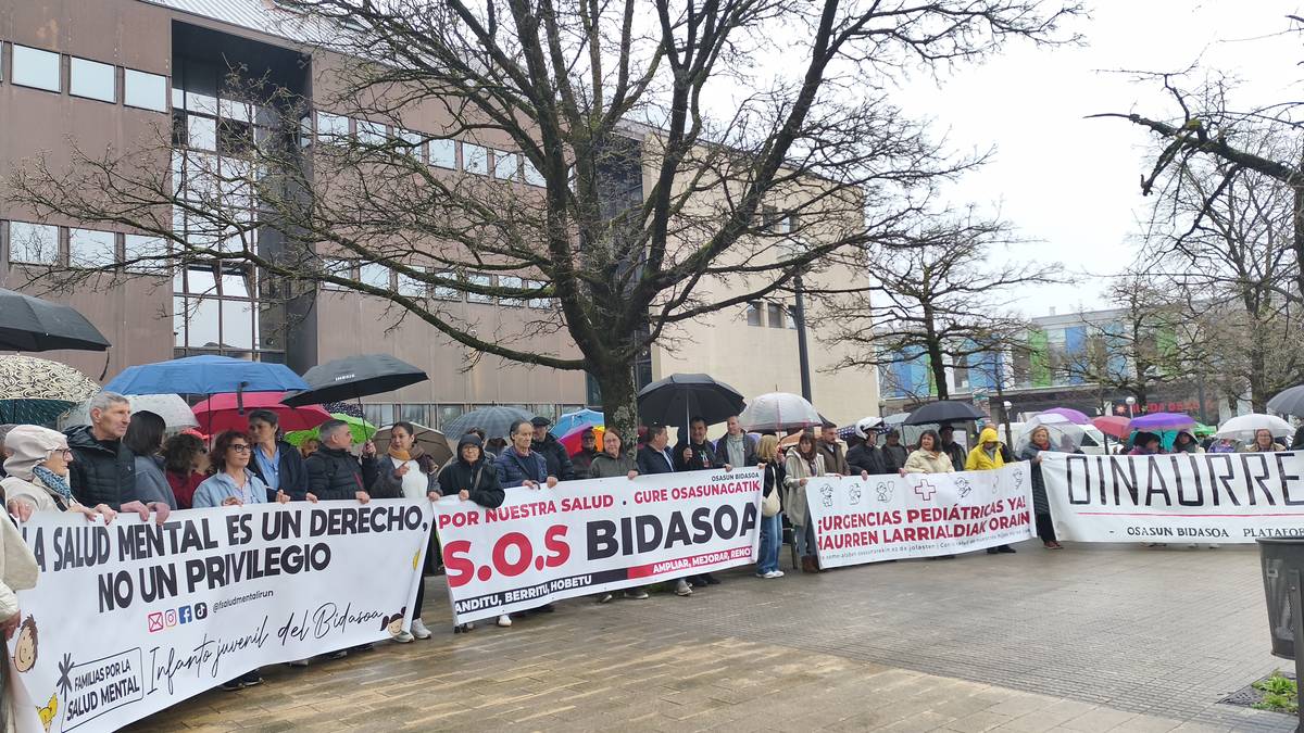 Euriari aurre eginez, gaur Dunboako osasun-zentroan mobilizatu dira agintariak busti daitezen eskatzeko