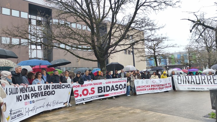 Euriari aurre eginez, gaur Dunboako osasun-zentroan mobilizatu dira agintariak busti daitezen eskatzeko