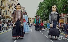 Atsegiña elkarteak bere zaharberritutako erraldoien konpartsa osoa aurkeztuko du igande eguerdian Urdanibia plazan