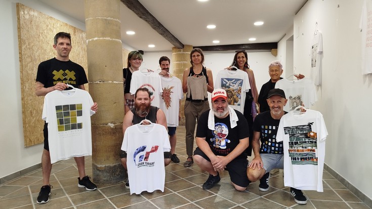 Kamiseta oroigarrietan islatu dituzte herriko artistek turismoaren argi-itzalak