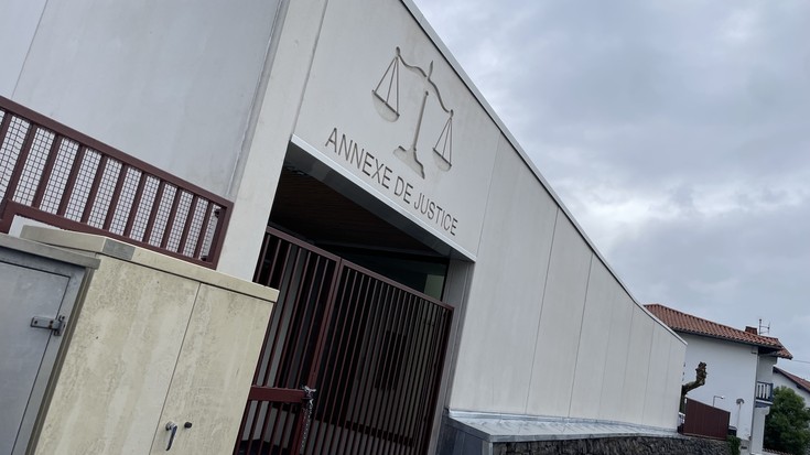 Justiziaren aurpegi prekario eta bortitzena ageri da Hendaiako justizia eraikin erantsi berrian