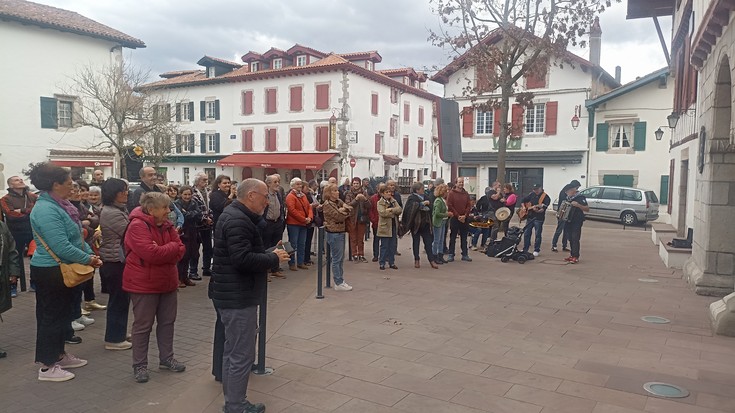 Daniela Albizu euskaltzale eta abertzalearen izena daraman plaza inauguratu dute Urruñan