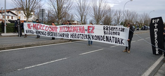 Mercosur itunaren aurkako ekintza Santiago zubian