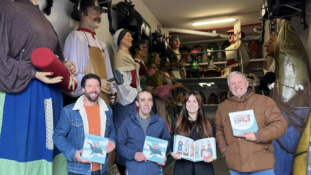 Hondarribiko erraldoiak balioan jarri eta bizi-bizi daudela erakusteko liburua plazaratu berri dute