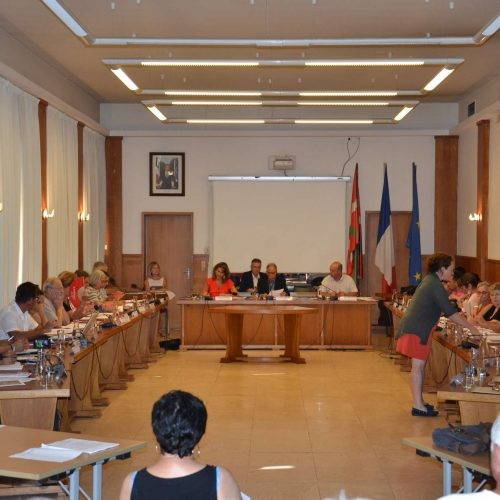 Langileen artean euskararen erabilera sustatzeko ahaleginetan ari da Hendaiako Herriko Etxea