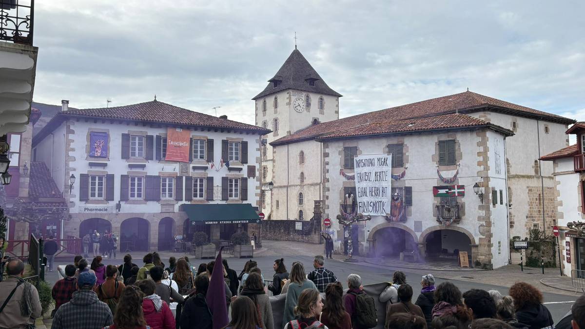 «Bertze mundu bat feminismotik» lelopean elkartu ziren ehunka feminista Saran