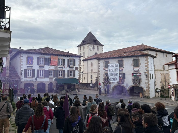 «Bertze mundu bat feminismotik» lelopean elkartu ziren ehunka feminista Saran