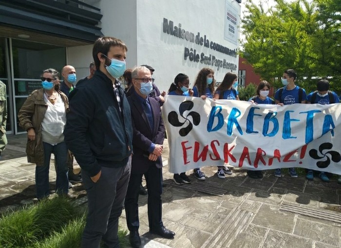 Jende andana bat bildu da "Brebeta euskaraz!" aldarrikatzeko