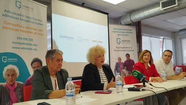 Desiratzen ez den bakardadeari aurre egiteko prest dauden irundarrak bilatzen ditu Adinkidek